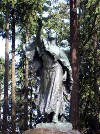 Statue av Sacajawea i Washington Park, Portland, sett fra vest.