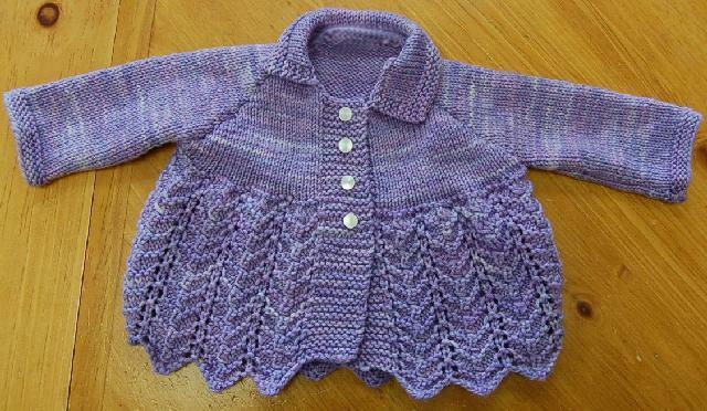 Encantador en suéter de bebé de encaje