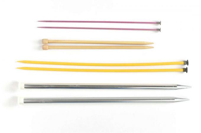 Keturi skirtingų dydžių ir medžiagų tiesių mezgimo adatų rinkiniai