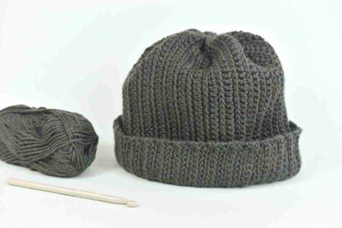 Chapéu de inverno masculino com padrão de crochê