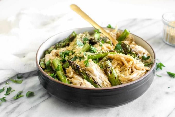 Pasta alfredo vegan dengan resep asparagus panggang