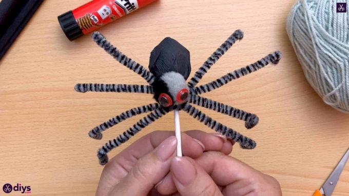Hoe maak je lolly-spinnen voor Halloween