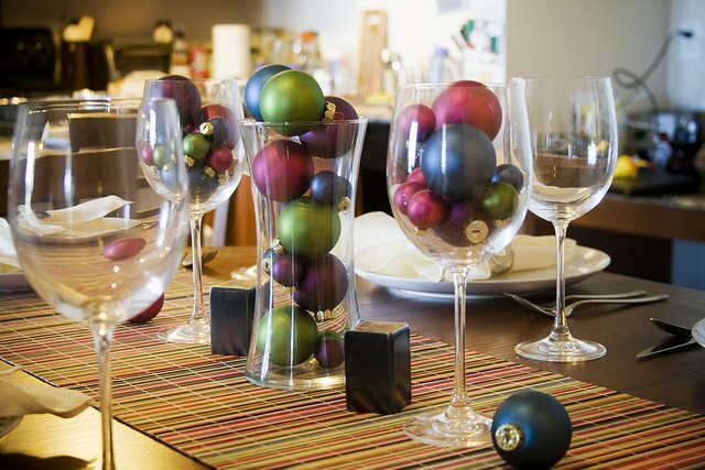 Foto de enfeites de Natal e taças de vinho