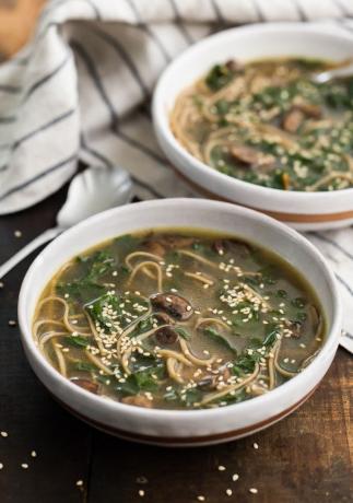 Soba-Nudelsuppe mit Champignons