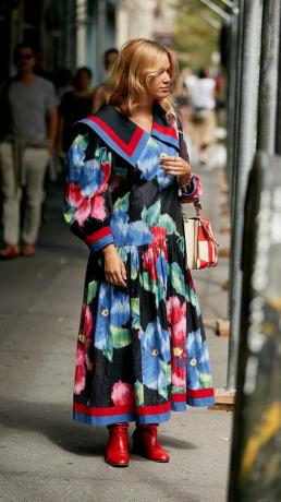 Niujorko mados savaitės gatvės stiliaus tendencijos 2019 m.: Didelė gėlių rašto derliaus stiliaus suknelė ir raudoni batai