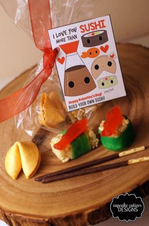 Stellen Sie Ihre eigenen Süßigkeiten-Sushi-Geschenke her