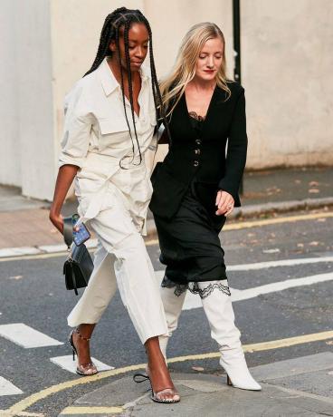 Nejlepší trendy londýnského módního týdne 2019 Street Style: Chrissy Rutherford a Kate Foley v černobílých estetických outfitech