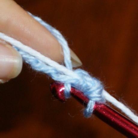 Tutorial de crochet de tapiz: vista desde arriba de la puntada de crochet única en curso