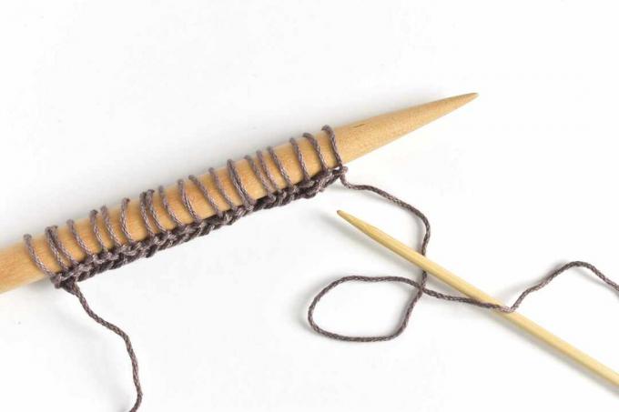 Плетете бримки на по -голямата игла с по -малката игла за плетене