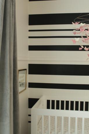 DIY pared decorativa con rayas blancas y negras