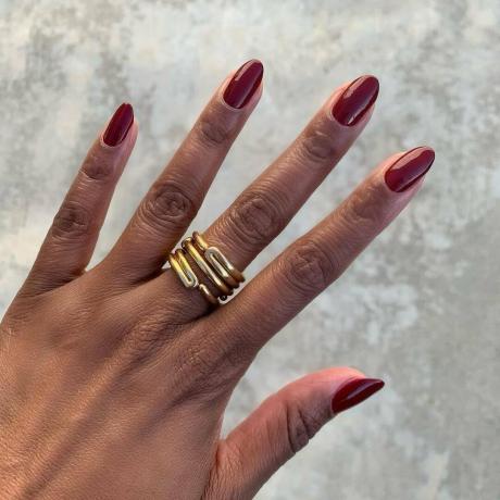 Tendencias de uñas de invierno 2022: uñas de color rojo intenso
