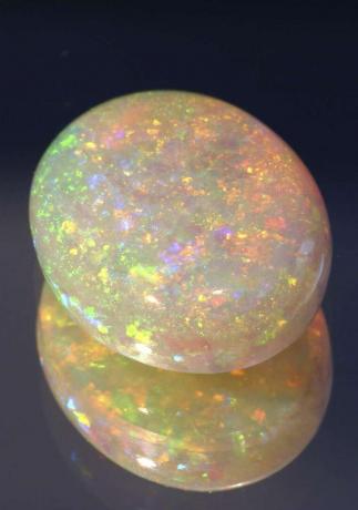 Oval şekilli kesim opal değerli taş
