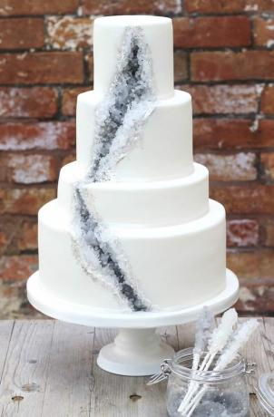 Gâteau de mariage empilé géode réaliste