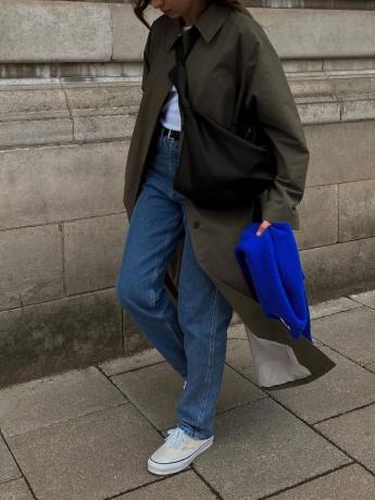 vintage teksad: Brittany bathgate kannab siniseid Levi teksaseid ja pikka mantlit