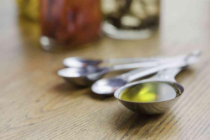 Uma colher cheia de azeite em uma mesa