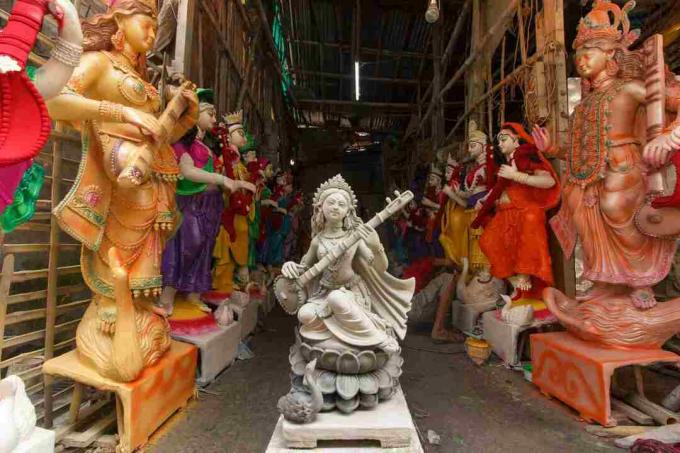 Saraswati gibi Hindu tanrıçalarının ham kil heykellerinin güzelliği