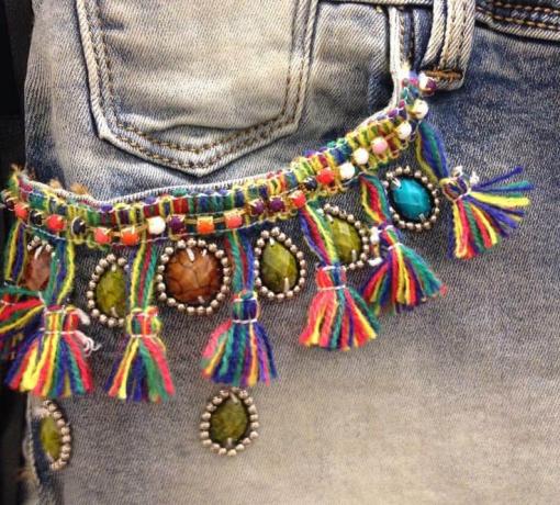 Bolsillos de jean adornados con collar y borlas