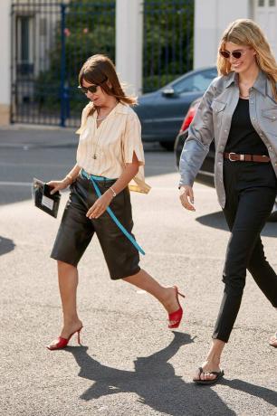 Haute Couture Pariški teden mode ulični stil julij 2019: usnjene kratke hlače s kvadratnimi mulesi