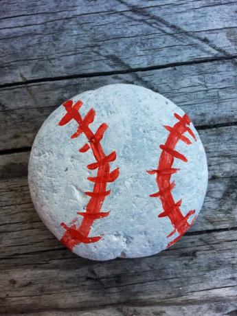 Baseball -maalattuja kiviä