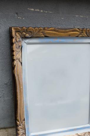 ogledalo obojeno bojom za tablu