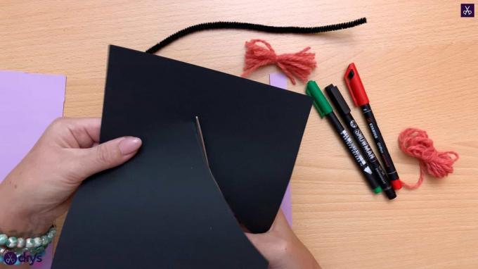 Jak vyrobit čarodějnici z papírového kužele na halloween černou