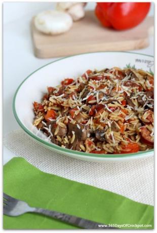 Slow Cooker geräucherte Wurst mit Paprika, Champignons, Orzo und Parmesan