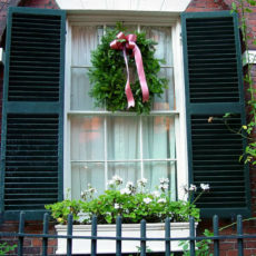 Porady i wskazówki dotyczące dekorowania okien zarówno wewnątrz, jak i na zewnątrz
