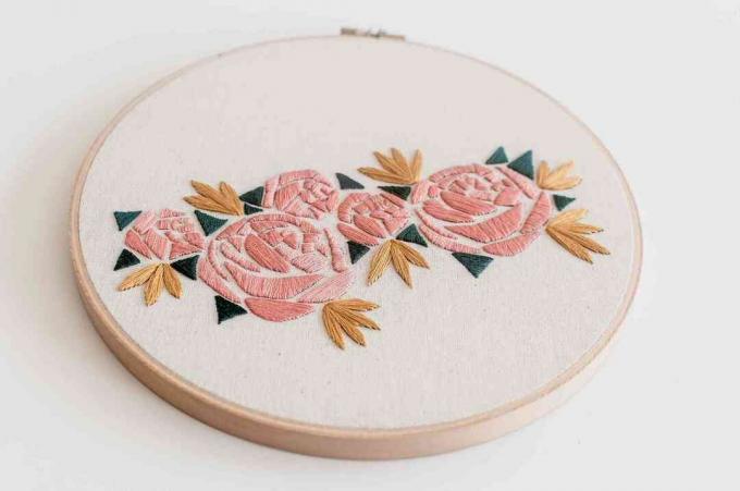 Rožinių rožių geometrinių gėlių siuvinėjimo modelis