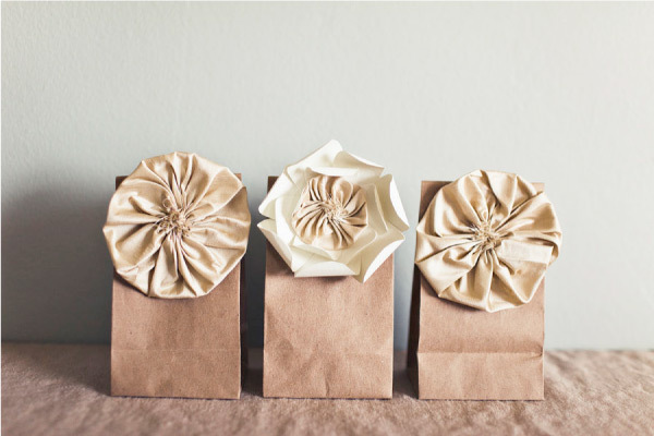 Gėlių popieriaus maišelio dovanų pakavimas