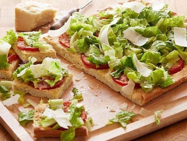 Caesar salat pizza