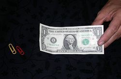 Sponky na papír a dolarová bankovka