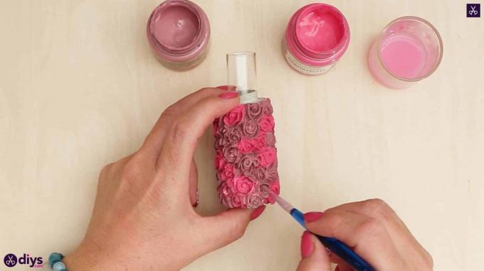 DIY betónová váza so vzorom ruží dodáva ružovým farbám