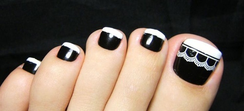 Unhas dos pés em contraste preto e branco