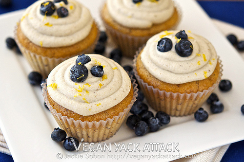 Vegan blåbær banan cupcakes med citron kokos frosting