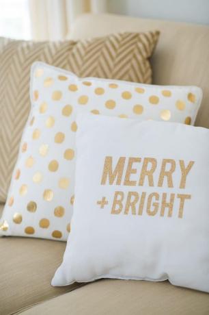 Рождественские золотые декоративные подушки своими руками