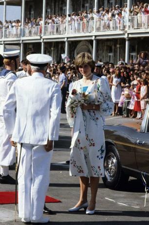 Tenues de vacances de la princesse Diana: dans une robe à fleurs blanche en lune de miel à Gibraltar