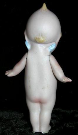 Hátulnézet hat hüvelykes biszkes antik Kewpie babáról