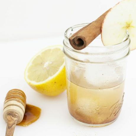 Minuman detoksifikasi cuka sari apel