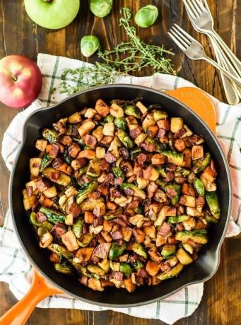 Tavuk pastırması brüksel lahanası tatlı patates ve sote elma ile tavada her sonbahar sevdiğiniz lezzet sağlıklı ve lezzetli bir tavada