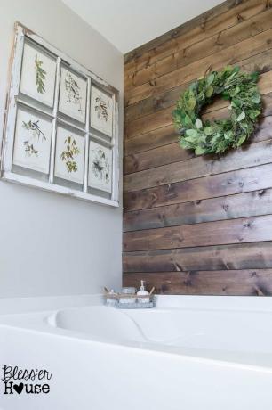 Festett, fából készült fürdőszoba deszkafal