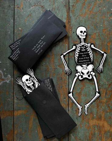 O invitație de Halloween în formă de schelet