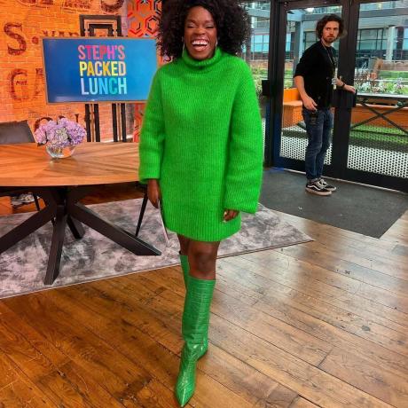 Nana poartă rochie pulover verde și cizme verzi până la genunchi