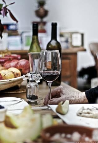 Benefícios do vinho para a mão de idosos