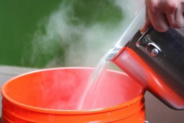 Kochendes Wasser und Spülmittel für angebrannte Pfannen