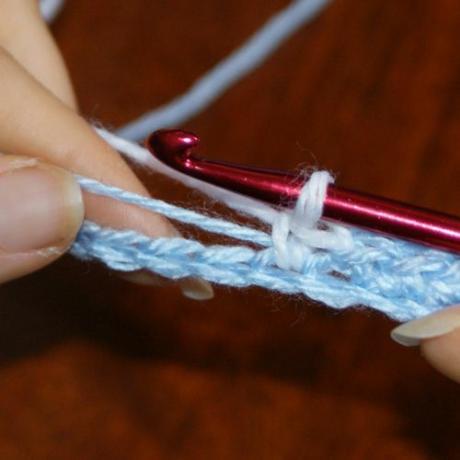 Tutoriel de crochet de tapisserie: le premier crochet simple blanc est terminé.