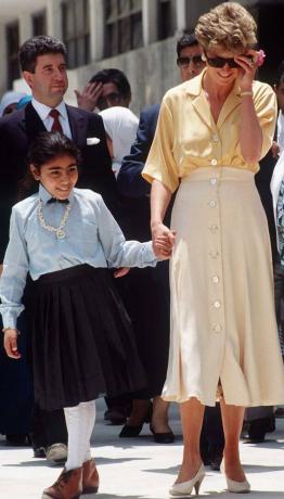 Ținute de vacanță prințesa Diana: într-un nasture galben prin bluză și fustă crem în Egipt