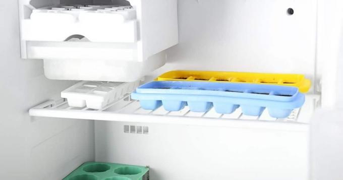 Gambar nampan es batu di dalam freezer