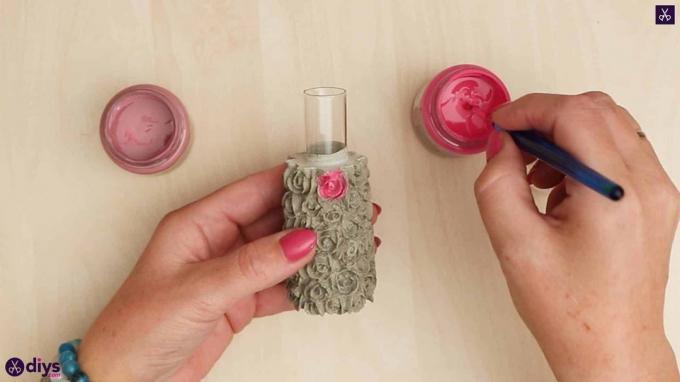 DIY betónová váza s procesom maľovania ružovým vzorom
