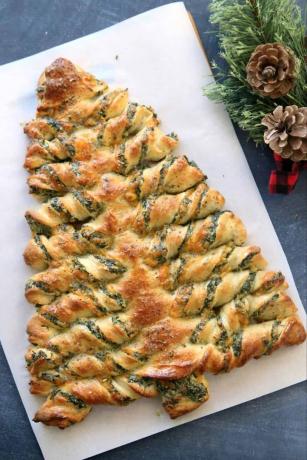 Palitos de pan con salsa de espinacas y árbol de Navidad