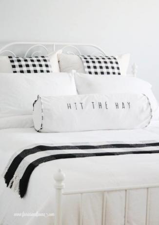 Crno -bijeli jastuk inspiriran seoskom kućom